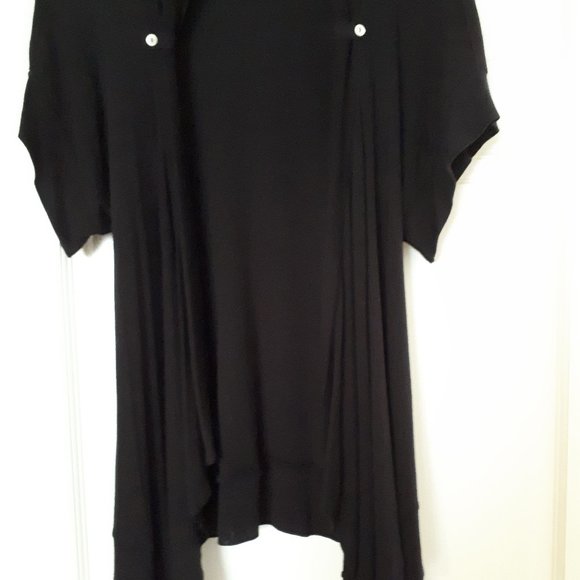 Short Sleeve Cardi with beautiful draping - Sz M Cute pearlized button detailing - Picture 3 of 5